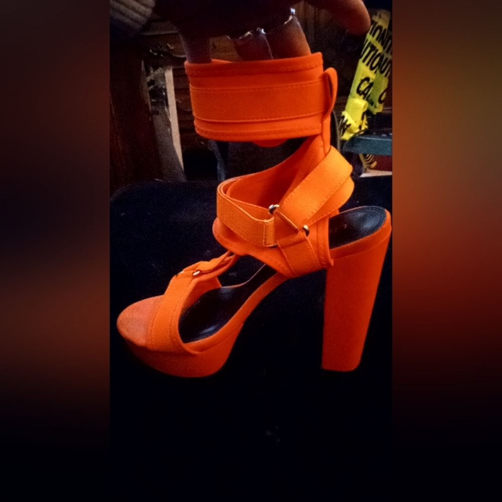 Women's size 10 neon orange pumps